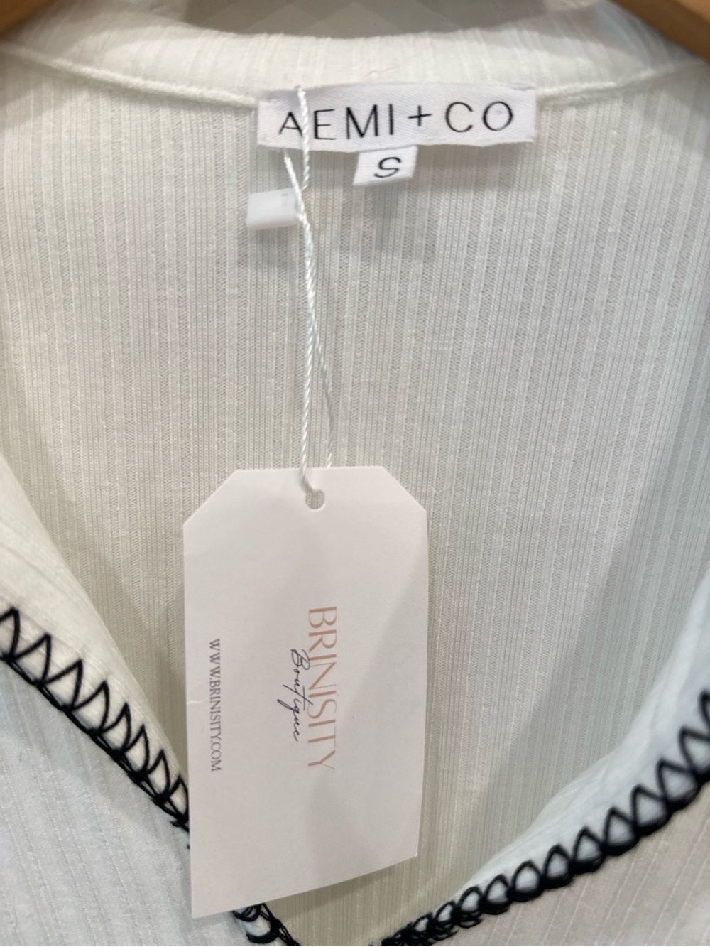 AEMI + CO Ribbed Contrast Stitch Collared Top NWT Small Y2K Coastal Chic - Picture 3 of 4